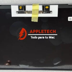 Pantalla de reemplazo original para MacBook Air de 13 pulgadas, modelo A2337 (EMC 3598), año 2020. Tecnología Retina con resolución de 2560x1600 píxeles, True Tone y panel IPS para colores vibrantes y ángulos de visión amplios. Disponible en Oro Rosa, Plata y Gris Espacial.