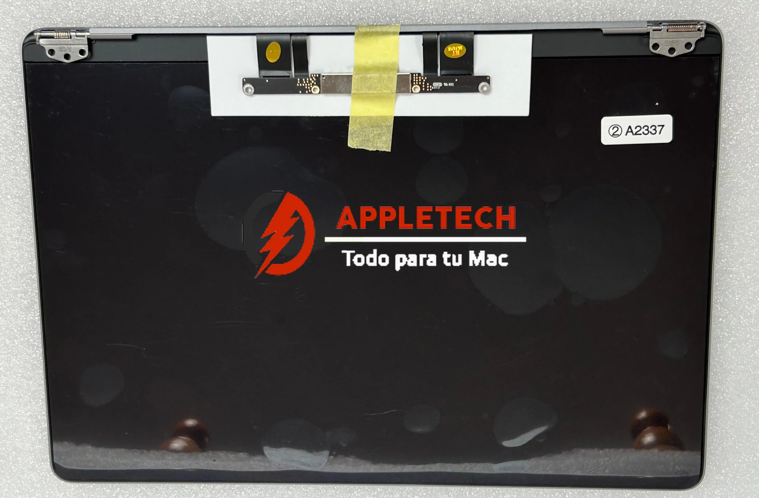 Pantalla de reemplazo original para MacBook Air de 13 pulgadas, modelo A2337 (EMC 3598), año 2020. Tecnología Retina con resolución de 2560x1600 píxeles, True Tone y panel IPS para colores vibrantes y ángulos de visión amplios. Disponible en Oro Rosa, Plata y Gris Espacial.