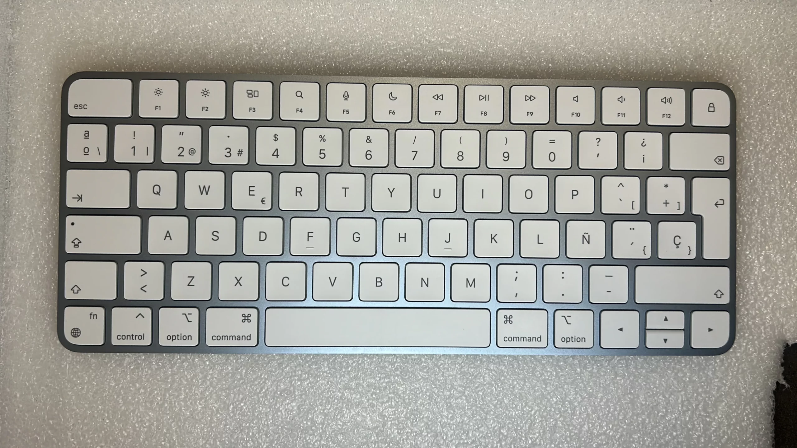 Teclado Apple Magic Keyboard A2450 en color Plata