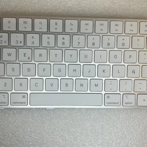 Teclado Apple Magic Keyboard con Touch ID A2449 en color Plata