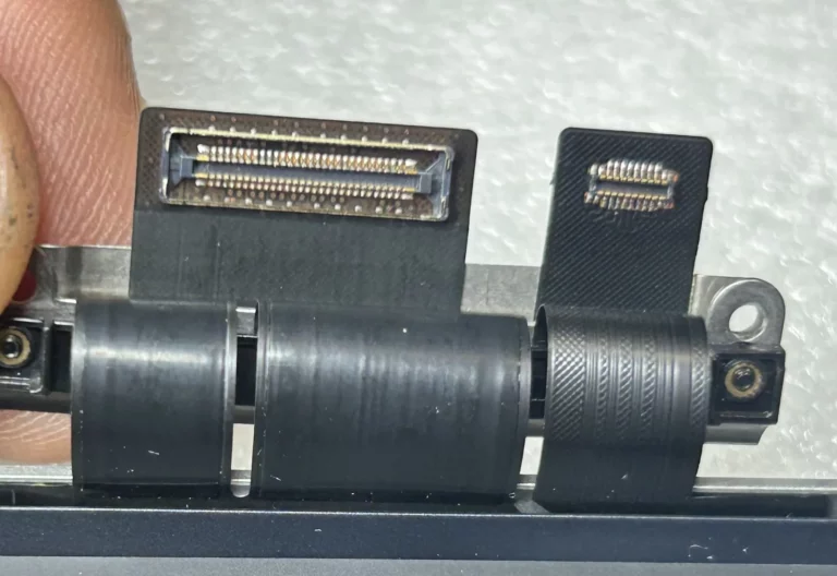 Detalle de los conectores de la pantalla A2681: conector de display y conector pequeño de cámara y sensores