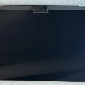 Pantalla completa MacBook Air 13.6 A2681 M2 2022 en color Plata, vista frontal con bisagras y cámara