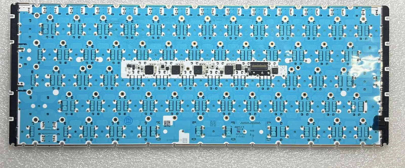 Parte trasera del teclado A1534 Early 2015 con lámina de retroiluminación LED y conector